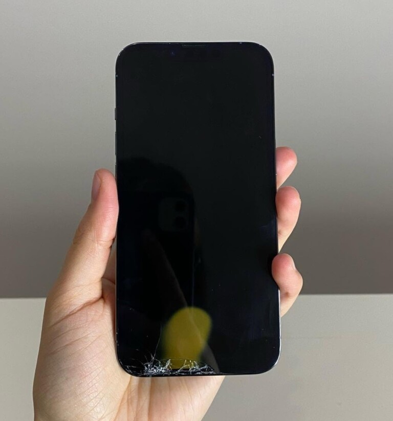 Înlocuire display iPhone 12 — Înainte
